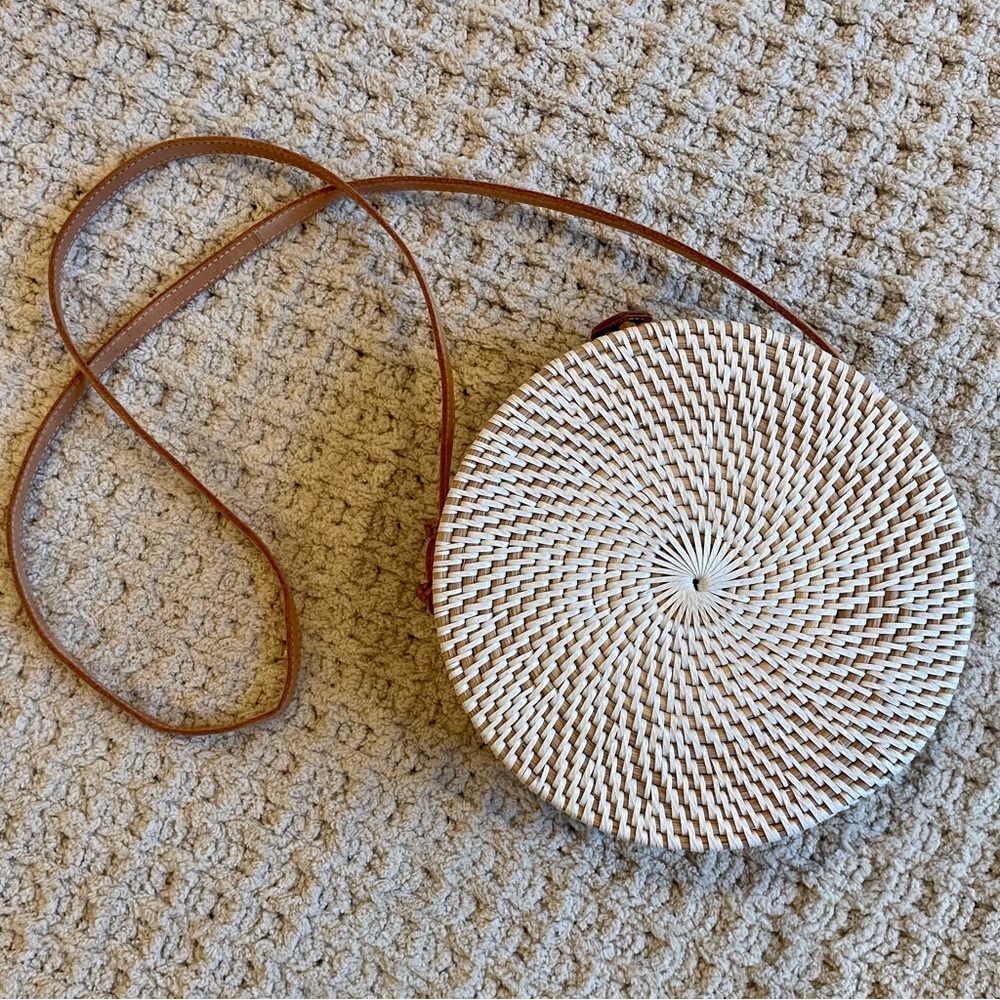 Round wicker crossbody bag